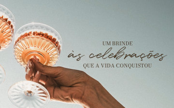 Um brinde às celebrações que a vida conquistou — taças de espumante rosé erguidas contra o céu.