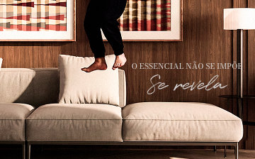 O essencial não se impõe, se revela — pessoa descalça em pé sobre sofá bege.