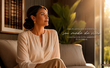Uma planta que sustenta o seu modo de viver com um conceito aberto e funcional — mulher sentada no sofá em sala integrada.