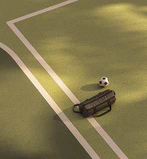 Piso verde texturizado visto de cima, com bola, bolsa esportiva e sombras longas.